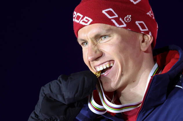 NORDIC SKIING - FIS Nordic World Ski Championships Oberstdorf 2021 OBERSTDORF,GERMANY,28.FEB.21 - NORDIC SKIING, CROSS COUNTRY SKIING - FIS Nordic World Ski Championships, 30km Skiathlon, men, award ceremony. Image shows Alexander Bolshunov (RUS). Keywords: medal. GEPAxpictures xChristianxWalgram