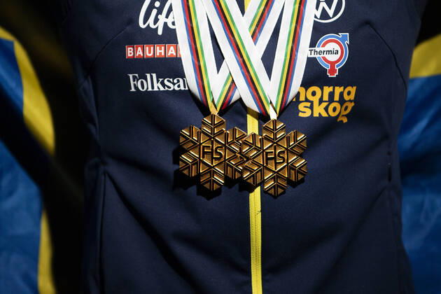 Sport Bilder des Tages 210228 Gold medalists Jonna Sundling of Sweden poses with her two gold medals for the women s cross-country skiing team sprint and sprint during the FIS Nordic Ski World Championships on February 28, 2021 in Oberstdorf. Photo: Johanna Lundberg BILDBYRAN kod JL JL0087 skidor cross-country skiing langrenn fis nordic world ski championships vm ski-vm skid-vm 4 bbeng guld medalj sverige Copyright: JOHANNAxLUNDBERG BB210228JL164