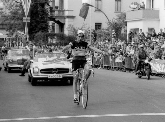 Radrennen: Rund um den Henninger Turm 1971. Eddy Merckx (Belgien) im Ziel 01.05.1971.