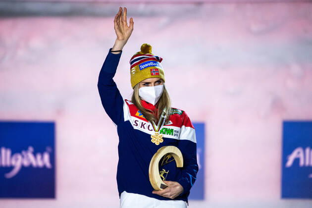 210304 Gold medalist Therese Johaug of Norway at a medal ceremony for the Women s Cross Country Skiing 10 km Free Technique during the FIS Nordic Ski World Championships on March 4, 2021 in Oberstdorf. Photo: Johanna Lundberg BILDBYRAN kod JL JL0096 skidor cross-country skiing langrenn fis nordic world ski championships vm ski-vm skid-vm medaljceremoni medal ceremony 8 bbeng norge Copyright: JOHANNAxLUNDBERG BB210304JL144