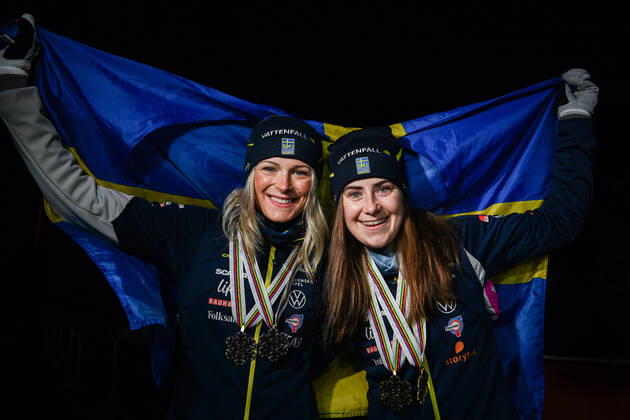 210304 Frida Karlsson and Ebba Andersson of Sweden pose for a portrait with their medals after a medal ceremony for the Women s Cross Country Skiing 10 km Free Technique during the FIS Nordic Ski World Championships on March 4, 2021 in Oberstdorf. Photo: Johanna Lundberg BILDBYRAN kod JL JL0096 skidor cross-country skiing langrenn fis nordic world ski championships vm ski-vm skid-vm medaljceremoni medal ceremony 8 bbeng sverige porträtt jubel Copyright: JOHANNAxLUNDBERG BB210304JL154