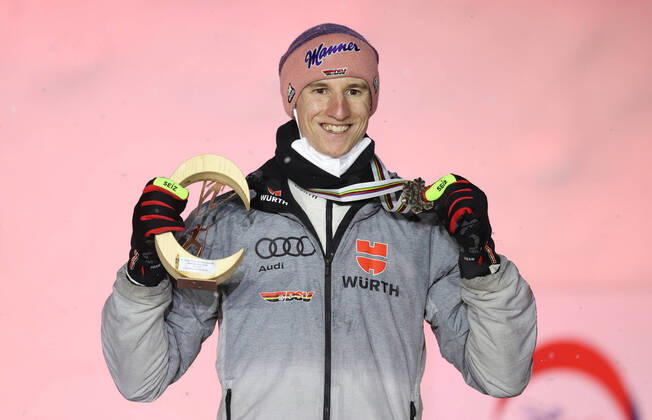 Bilder des Jahres 2021, Sport 03 März Sport Themen der Woche KW09 Nordische Ski WM in Oberstdorf, Skispringen, Herren Großschanze, Siegerehrung NORDIC SKIING - FIS Nordic World Ski Championships Oberstdorf 2021 OBERSTDORF,GERMANY,05.MAR.21 - NORDIC SKIING, Ski jumping, Skispringen, Ski, nordisch - FIS Nordic World Ski Championships, large hill, men, award ceremony. Image shows the rejoicing of Karl Geiger (GER). Keywords: trophy, medal. GEPAxpictures xChristianxWalgram