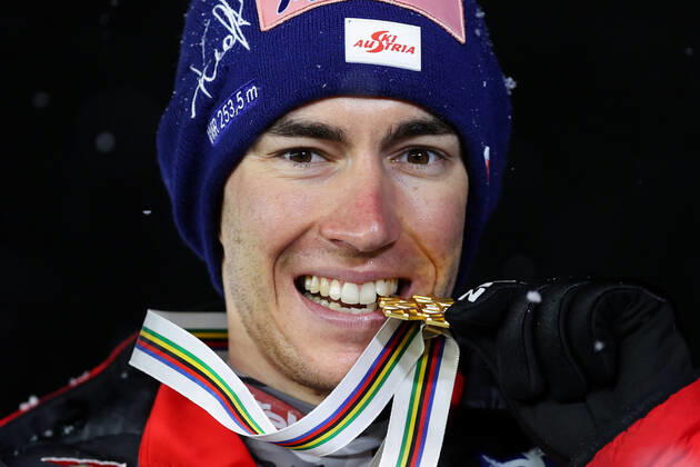 Nordische Ski WM in Oberstdorf, Skispringen, Herren Großschanze, Siegerehrung NORDIC SKIING - FIS Nordic World Ski Championships Oberstdorf 2021 OBERSTDORF,GERMANY,05.MAR.21 - NORDIC SKIING, Ski jumping, Skispringen, Ski, nordisch - FIS Nordic World Ski Championships, large hill, men, award ceremony. Image shows Stefan Kraft (AUT). Keywords: medal. GEPAxpictures xChristianxWalgram
