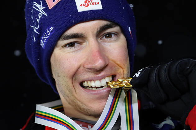 Nordische Ski WM in Oberstdorf, Skispringen, Herren Großschanze, Siegerehrung NORDIC SKIING - FIS Nordic World Ski Championships Oberstdorf 2021 OBERSTDORF,GERMANY,05.MAR.21 - NORDIC SKIING, Ski jumping, Skispringen, Ski, nordisch - FIS Nordic World Ski Championships, large hill, men, award ceremony. Image shows Stefan Kraft (AUT). Keywords: medal. GEPAxpictures xChristianxWalgram