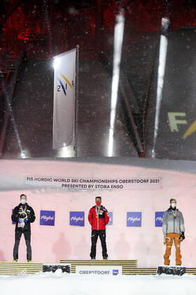 Nordische Ski WM in Oberstdorf, Skispringen, Herren Großschanze, Siegerehrung NORDIC SKIING - FIS Nordic World Ski Championships Oberstdorf 2021 OBERSTDORF,GERMANY,05.MAR.21 - NORDIC SKIING, Ski jumping, Skispringen, Ski, nordisch - FIS Nordic World Ski Championships, large hill, men, award ceremony. Image shows Robert Johansson (NOR), Stefan Kraft (AUT) and Karl Geiger (GER). GEPAxpictures xChristianxWalgram