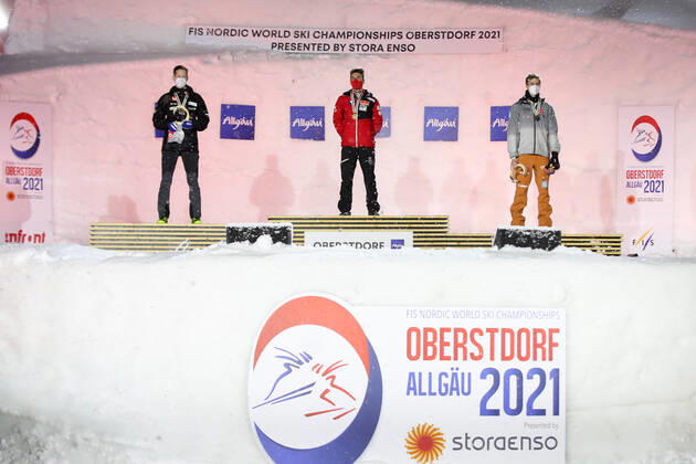 Nordische Ski WM in Oberstdorf, Skispringen, Herren Großschanze, Siegerehrung NORDIC SKIING - FIS Nordic World Ski Championships Oberstdorf 2021 OBERSTDORF,GERMANY,05.MAR.21 - NORDIC SKIING, Ski jumping, Skispringen, Ski, nordisch - FIS Nordic World Ski Championships, large hill, men, award ceremony. Image shows Robert Johansson (NOR), Stefan Kraft (AUT) and Karl Geiger (GER). GEPAxpictures xChristianxWalgram