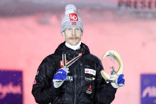 Nordische Ski WM in Oberstdorf, Skispringen, Herren Großschanze, Siegerehrung NORDIC SKIING - FIS Nordic World Ski Championships Oberstdorf 2021 OBERSTDORF,GERMANY,05.MAR.21 - NORDIC SKIING, Ski jumping, Skispringen, Ski, nordisch - FIS Nordic World Ski Championships, large hill, men, award ceremony. Image shows Robert Johansson (NOR). Keywords: medal. GEPAxpictures xChristianxWalgram
