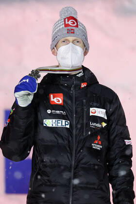 Nordische Ski WM in Oberstdorf, Skispringen, Herren Großschanze, Siegerehrung NORDIC SKIING - FIS Nordic World Ski Championships Oberstdorf 2021 OBERSTDORF,GERMANY,05.MAR.21 - NORDIC SKIING, Ski jumping, Skispringen, Ski, nordisch - FIS Nordic World Ski Championships, large hill, men, award ceremony. Image shows Robert Johansson (NOR). Keywords: medal. GEPAxpictures xChristianxWalgram