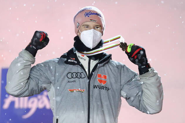 Nordische Ski WM in Oberstdorf, Skispringen, Herren Großschanze, Siegerehrung NORDIC SKIING - FIS Nordic World Ski Championships Oberstdorf 2021 OBERSTDORF,GERMANY,05.MAR.21 - NORDIC SKIING, Ski jumping, Skispringen, Ski, nordisch - FIS Nordic World Ski Championships, large hill, men, award ceremony. Image shows the rejoicing of Karl Geiger (GER). Keywords: medal. GEPAxpictures xChristianxWalgram