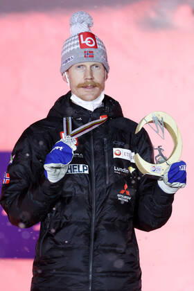 Nordische Ski WM in Oberstdorf, Skispringen, Herren Großschanze, Siegerehrung NORDIC SKIING - FIS Nordic World Ski Championships Oberstdorf 2021 OBERSTDORF,GERMANY,05.MAR.21 - NORDIC SKIING, Ski jumping, Skispringen, Ski, nordisch - FIS Nordic World Ski Championships, large hill, men, award ceremony. Image shows Robert Johansson (NOR). Keywords: medal. GEPAxpictures xChristianxWalgram