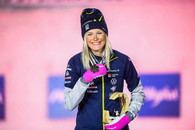 210306 Frida Karlsson of Sweden celebrates with her bronze medal at a medal ceremony for the Women s Cross Country Skiing 30 km Classic Technique during the FIS Nordic Ski World Championships on March 6, 2021 in Oberstdorf. Photo: Johanna Lundberg BILDBYRAN kod JL JL0102 skidor cross-country skiing langrenn fis nordic world ski championships vm ski-vm skid-vm medaljceremoni medal ceremony 10 bbeng jubel celebration sverige Copyright: JOHANNAxLUNDBERG BB210306JL179
