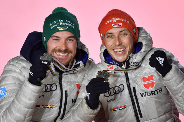 v.re:Eric FRENZEL (GER), Fabian RIESSLE (GER) mit Medaillen,Bronzemedaillen, Siegerehrung. Nordic Combined Team Sprint LH 2x 7,5 km, Nordische Kombination Herren, am 06.03.2021. FIS Nordische Ski WM 2021in Oberstdorf vom 22.02.-07.03.2021.