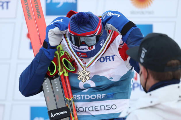 NORDIC SKIING - FIS Nordic World Ski Championships Oberstdorf 2021 OBERSTDORF,GERMANY,07.MAR.21 - NORDIC SKIING, CROSS COUNTRY SKIING - FIS Nordic World Ski Championships, 50km classic, men, award ceremony. Image shows Simen Hegstad Krueger (NOR). keywords: medal. GEPAxpictures xChristianxWalgram