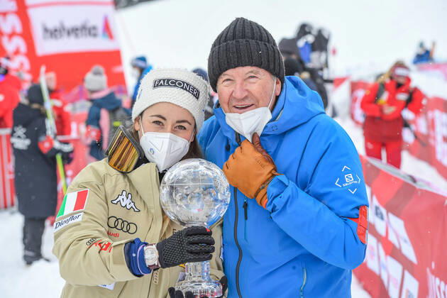 17.03.2021, Lenzerheide, SUI, FIS Weltcup Ski Alpin, Abfahrt, Damen, Siegerehrung, Weltcupwertung, im Bild Siegerin Abfahrts Weltcup der Damen Sofia Goggia (ITA )und Robert Trenkwalder ( ASP) Winner Ladies Downhill World Cup Sofia Goggia of Italy and Robert Trenkwalder (ASP) during the winner ceremony for the women downhill Worldcup rating of FIS Ski Alpine World Cup finals in Lenzerheide, Switzerland on 2021 03 17.