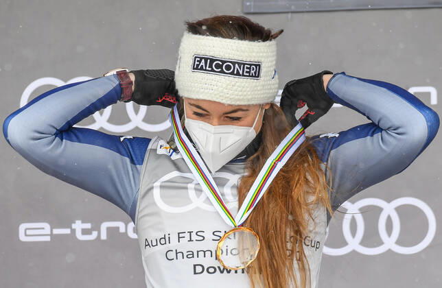 17.03.2021, Lenzerheide, SUI, FIS Weltcup Ski Alpin, Abfahrt, Damen, Siegerehrung, Weltcupwertung, im Bild Siegerin Abfahrts Weltcup der Damen Sofia Goggia (ITA ) Winner Ladies Downhill World Cup Sofia Goggia of Italy during the winner ceremony for the women downhill Worldcup rating of FIS Ski Alpine World Cup finals in Lenzerheide, Switzerland on 2021 03 17.