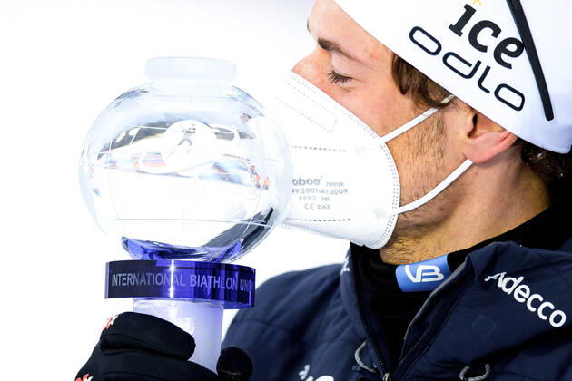 210319 Sturla Holm Laegreid of Norway celebrates with the trophy after the Men s 10 km Sprint during the IBU Biathlon World Cup on March 19, 2021 in Östersund. Photo: Joel Marklund BILDBYRAN kod JM JM0085 bbeng skidskytte biathlon skiskyting världscupen ibu world cup jubel Copyright: JOELxMARKLUND BB210319JM262