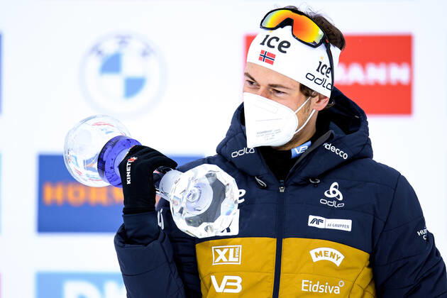 210319 Sturla Holm Laegreid of Norway celebrates with the trophy after the Men s 10 km Sprint during the IBU Biathlon World Cup on March 19, 2021 in Östersund. Photo: Joel Marklund BILDBYRAN kod JM JM0085 bbeng skidskytte biathlon skiskyting världscupen ibu world cup jubel Copyright: JOELxMARKLUND BB210319JM265