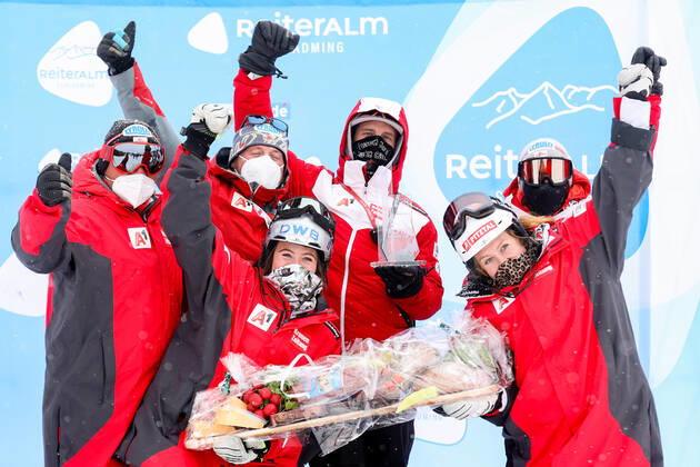ALPINE SKIING - FIS EC Reiteralm SCHLADMING,AUSTRIA,21.MAR.21- ALPINE SKIING - FIS Europa Cup, award ceremony for the Nations Team Europa Cup, ladies. Image shows the rejoicing of the team of AUT. GEPAxpictures xChristianxWalgram