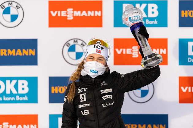 210321 Overall Mass Start World Cup winner Ingrid Landmark Tandrevold of Norway celebrates with the trophy after the Women s 12,5 km Mass Start during the IBU Biathlon World Cup on March 21, 2021 in Östersund. Photo: Joel Marklund BILDBYRAN kod JM JM0088 bbeng skidskytte biathlon skiskyting världscupen ibu world cup masstart dam norge norway jubel Copyright: JOELxMARKLUND BB210321JM084