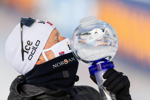 210321 Johannes Thingnes Bo of Norway celebrates with the trophy after winning the overall World Cup after the Men s 15 km Mass Start during the IBU Biathlon World Cup on March 21, 2021 in Östersund. Photo: Joel Marklund BILDBYRAN kod JM JM0089 bbeng skidskytte biathlon skiskyting världscupen ibu world cup masstart norge norway jubel Copyright: JOELxMARKLUND BB210321JM193