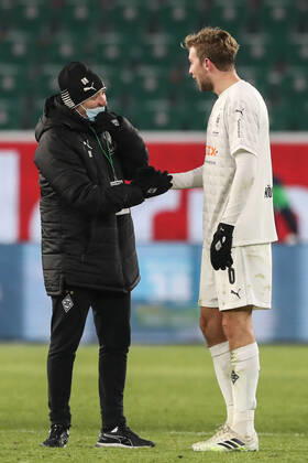 Co-Trainer Oliver Neuville (Borussia Mönchengladbach) mit Christoph Kramer (Borussia Mönchengladbach,6) - 1 Fussball Bundesliga Saison 2020-2021 Punktspiel VfL Wolfsburg vs. Borussia Mönchengladbach in der Volkswagen Arena in Wolfsburg - Fussball,Deutschland,Mann,Männer,14.02.2021