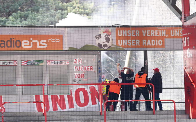 Bilder des Jahres 2021, Sport 04 April Sport Themen der Woche KW13 Sport Bilder des Tages Fussball, Herren, Saison 2020 2021, 1. Bundesliga (27. Spieltag), 1. FC Union Berlin - Hertha BSC, nach dem Zünden eines Feuerwerks brennt das Dach einer Imbissbude auf der Waldseite, Ordner versuchen, das Feuer zu löschen, 04.04. 2021, Copyright: xMatthiasxKochx
