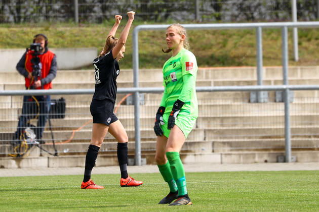 18.04.2021 FLYERALARM Frauen-Bundesliga Eintracht Frankfurt - SC Sand v.l., Laura Freigang (Eintracht Frankfurt) Torjubel, Goal celebration, celebrate the goal , Torfrau Jasmin Pal (SC Sand) enttaeuscht, enttaeuscht schauend, dissapointed, traurig, frustiert, frust, gefrustet Foto: Joaquim Ferreira (DFL DFB REGULATIONS PROHIBIT ANY USE OF PHOTOGRAPHS as IMAGE SEQUENCES and or QUASI-VIDEO) Copyright: JoaquimxFerreira