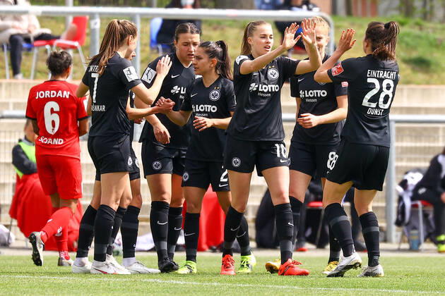 18.04.2021 FLYERALARM Frauen-Bundesliga Eintracht Frankfurt - SC Sand v.l., Lara Prasnikar (Eintracht Frankfurt),Leticia Santos (Eintracht Frankfurt)Laura Freigang (Eintracht Frankfurt),Sjoeke Nüsken (Eintracht Frankfurt),Barbara Dunst (Eintracht Frankfurt), Torjubel, Goal celebration, celebrate the goal Foto: Joaquim Ferreira (DFL DFB REGULATIONS PROHIBIT ANY USE OF PHOTOGRAPHS as IMAGE SEQUENCES and or QUASI-VIDEO) Copyright: JoaquimxFerreira