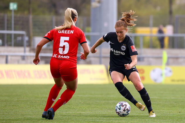 18.04.2021 FLYERALARM Frauen-Bundesliga Eintracht Frankfurt - SC Sand v.l., Summer Lynn Green (SC Sand), Sjoeke Nüsken (Eintracht Frankfurt),Zweikampf, Action, Aktion, Battles for the Ball Foto: Joaquim Ferreira (DFL DFB REGULATIONS PROHIBIT ANY USE OF PHOTOGRAPHS as IMAGE SEQUENCES and or QUASI-VIDEO) Copyright: JoaquimxFerreira
