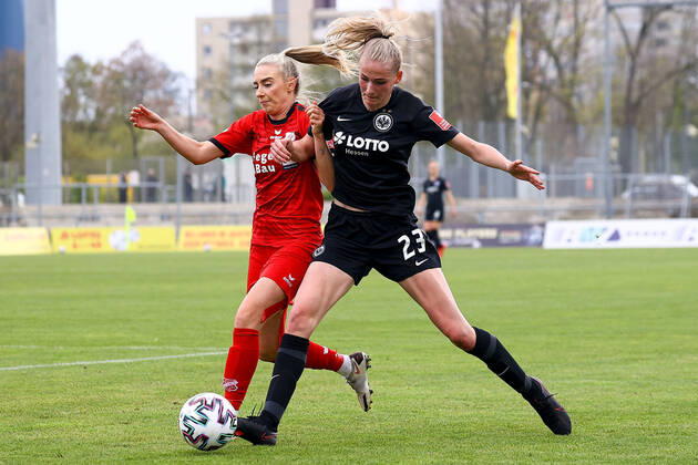 18.04.2021 FLYERALARM Frauen-Bundesliga Eintracht Frankfurt - SC Sand v.l., Chitra Loos (SC Sand),Camilla Küver (Eintracht Frankfurt),Zweikampf, Action, Aktion, Battles for the Ball Foto: Joaquim Ferreira (DFL DFB REGULATIONS PROHIBIT ANY USE OF PHOTOGRAPHS as IMAGE SEQUENCES and or QUASI-VIDEO) Copyright: JoaquimxFerreira