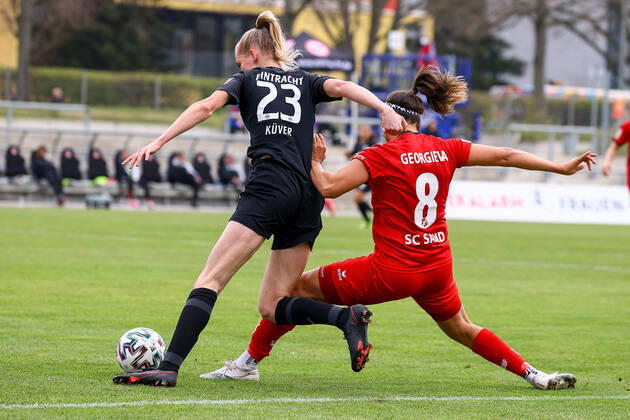 18.04.2021 FLYERALARM Frauen-Bundesliga Eintracht Frankfurt - SC Sand v.l., Camilla Küver (Eintracht Frankfurt), Marina Georgieva (SC Sand),Zweikampf, Action, Aktion, Battles for the Ball Foto: Joaquim Ferreira (DFL DFB REGULATIONS PROHIBIT ANY USE OF PHOTOGRAPHS as IMAGE SEQUENCES and or QUASI-VIDEO) Copyright: JoaquimxFerreira