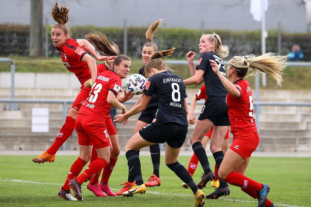 18.04.2021 FLYERALARM Frauen-Bundesliga Eintracht Frankfurt - SC Sand v.l., Michaela Brandenburg (SC Sand), Kopfball, Kopfballduell Sjoeke Nüsken (Eintracht Frankfurt), Camilla Küver (Eintracht Frankfurt), Summer Lynn Green (SC Sand) Foto: Joaquim Ferreira (DFL DFB REGULATIONS PROHIBIT ANY USE OF PHOTOGRAPHS as IMAGE SEQUENCES and or QUASI-VIDEO) Copyright: JoaquimxFerreira