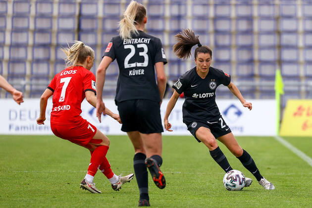 18.04.2021 FLYERALARM Frauen-Bundesliga Eintracht Frankfurt - SC Sand v.l., Chiara Loos (SC Sand), Barbara Dunst (Eintracht Frankfurt), Zweikampf, Action, Aktion, Battles for the Ball Foto: Joaquim Ferreira (DFL DFB REGULATIONS PROHIBIT ANY USE OF PHOTOGRAPHS as IMAGE SEQUENCES and or QUASI-VIDEO) Copyright: JoaquimxFerreira
