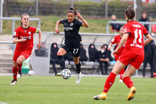 18.04.2021 FLYERALARM Frauen-Bundesliga Eintracht Frankfurt - SC Sand v.l., Michaela Brandenburg (SC Sand), Laura Feiersinger (Eintracht Frankfurt), Leonie Kreil (SC Sand), Zweikampf, Action, Aktion, Battles for the Ball Foto: Joaquim Ferreira (DFL DFB REGULATIONS PROHIBIT ANY USE OF PHOTOGRAPHS as IMAGE SEQUENCES and or QUASI-VIDEO) Copyright: JoaquimxFerreira