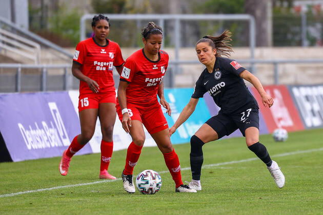 18.04.2021 FLYERALARM Frauen-Bundesliga Eintracht Frankfurt - SC Sand v.l., Adrienne Leigh Jordan (SC Sand), Laura Feiersinger (Eintracht Frankfurt), Zweikampf, Action, Aktion, Battles for the Ball Foto: Joaquim Ferreira (DFL DFB REGULATIONS PROHIBIT ANY USE OF PHOTOGRAPHS as IMAGE SEQUENCES and or QUASI-VIDEO) Copyright: JoaquimxFerreira