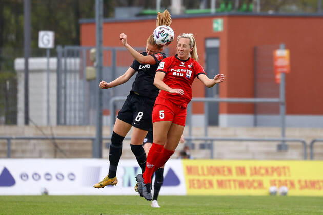 18.04.2021 FLYERALARM Frauen-Bundesliga Eintracht Frankfurt - SC Sand v.l., Sjoeke Nüsken (Eintracht Frankfurt), Summer Lynn Green (SC Sand), Kopfball, Kopfballduell Foto: Joaquim Ferreira (DFL DFB REGULATIONS PROHIBIT ANY USE OF PHOTOGRAPHS as IMAGE SEQUENCES and or QUASI-VIDEO) Copyright: JoaquimxFerreira