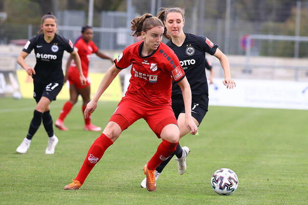 18.04.2021 FLYERALARM Frauen-Bundesliga Eintracht Frankfurt - SC Sand v.l., Myrthe Moorrees (SC Sand), Lara Prasnikar (Eintracht Frankfurt),Zweikampf, Action, Aktion, Battles for the Ball Foto: Joaquim Ferreira (DFL DFB REGULATIONS PROHIBIT ANY USE OF PHOTOGRAPHS as IMAGE SEQUENCES and or QUASI-VIDEO) Copyright: JoaquimxFerreira