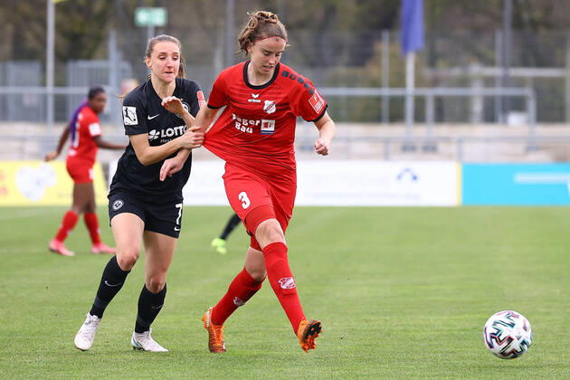 18.04.2021 FLYERALARM Frauen-Bundesliga Eintracht Frankfurt - SC Sand v.l., Lara Prasnikar (Eintracht Frankfurt), Myrthe Moorrees (SC Sand) Foto: Joaquim Ferreira (DFL DFB REGULATIONS PROHIBIT ANY USE OF PHOTOGRAPHS as IMAGE SEQUENCES and or QUASI-VIDEO) Copyright: JoaquimxFerreira