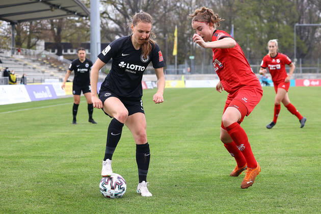 18.04.2021 FLYERALARM Frauen-Bundesliga Eintracht Frankfurt - SC Sand v.l., Lara Prasnikar (Eintracht Frankfurt), Myrthe Moorrees (SC Sand), Zweikampf, Action, Aktion, Battles for the Ball Foto: Joaquim Ferreira (DFL DFB REGULATIONS PROHIBIT ANY USE OF PHOTOGRAPHS as IMAGE SEQUENCES and or QUASI-VIDEO) Copyright: JoaquimxFerreira