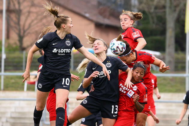 18.04.2021 FLYERALARM Frauen-Bundesliga Eintracht Frankfurt - SC Sand v.l., Laura Freigang (Eintracht Frankfurt),Virginia Kirchberger (Eintracht Frankfurt), Marina Georgieva (SC Sand),Adrienne Leigh Jordan (SC Sand),Kopfball, Kopfballduell Foto: Joaquim Ferreira (DFL DFB REGULATIONS PROHIBIT ANY USE OF PHOTOGRAPHS as IMAGE SEQUENCES and or QUASI-VIDEO) Copyright: JoaquimxFerreira