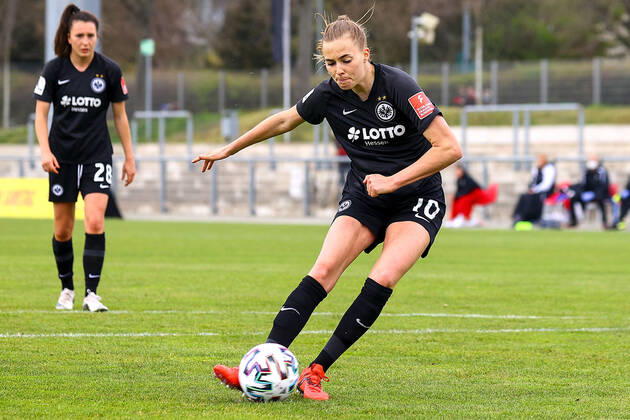 18.04.2021 FLYERALARM Frauen-Bundesliga Eintracht Frankfurt - SC Sand v.l., Goal scored, Tor zum 3:0 Laura Freigang (Eintracht Frankfurt) Foto: Joaquim Ferreira (DFL DFB REGULATIONS PROHIBIT ANY USE OF PHOTOGRAPHS as IMAGE SEQUENCES and or QUASI-VIDEO) Copyright: JoaquimxFerreira