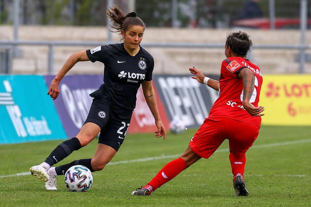 18.04.2021 FLYERALARM Frauen-Bundesliga Eintracht Frankfurt - SC Sand v.l., Laura Feiersinger (Eintracht Frankfurt), Adrienne Leigh Jordan (SC Sand), Zweikampf, Action, Aktion, Battles for the Ball Foto: Joaquim Ferreira (DFL DFB REGULATIONS PROHIBIT ANY USE OF PHOTOGRAPHS as IMAGE SEQUENCES and or QUASI-VIDEO) Copyright: JoaquimxFerreira