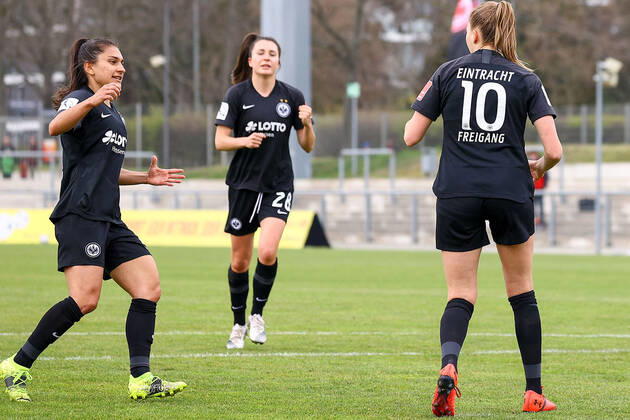 18.04.2021 FLYERALARM Frauen-Bundesliga Eintracht Frankfurt - SC Sand v.l., Leticia Santos (Eintracht Frankfurt), Barbara Dunst (Eintracht Frankfurt),Laura Freigang (Eintracht Frankfurt), Torjubel, Goal celebration, celebrate the goal Foto: Joaquim Ferreira (DFL DFB REGULATIONS PROHIBIT ANY USE OF PHOTOGRAPHS as IMAGE SEQUENCES and or QUASI-VIDEO) Copyright: JoaquimxFerreira