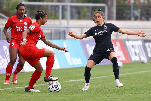18.04.2021 FLYERALARM Frauen-Bundesliga Eintracht Frankfurt - SC Sand v.l., Patricia Del Carmen George (SC Sand),Adrienne Leigh Jordan (SC Sand),Laura Feiersinger (Eintracht Frankfurt) Foto: Joaquim Ferreira (DFL DFB REGULATIONS PROHIBIT ANY USE OF PHOTOGRAPHS as IMAGE SEQUENCES and or QUASI-VIDEO) Copyright: JoaquimxFerreira