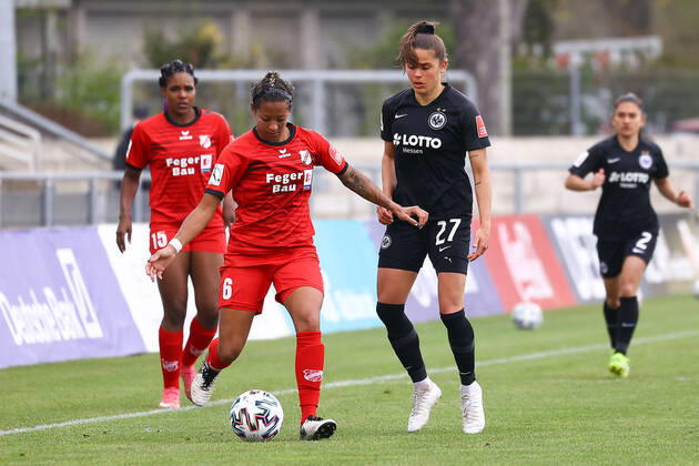 18.04.2021 FLYERALARM Frauen-Bundesliga Eintracht Frankfurt - SC Sand v.l., Patricia Del Carmen George (SC Sand),Adrienne Leigh Jordan (SC Sand),Laura Feiersinger (Eintracht Frankfurt) Foto: Joaquim Ferreira (DFL DFB REGULATIONS PROHIBIT ANY USE OF PHOTOGRAPHS as IMAGE SEQUENCES and or QUASI-VIDEO) Copyright: JoaquimxFerreira