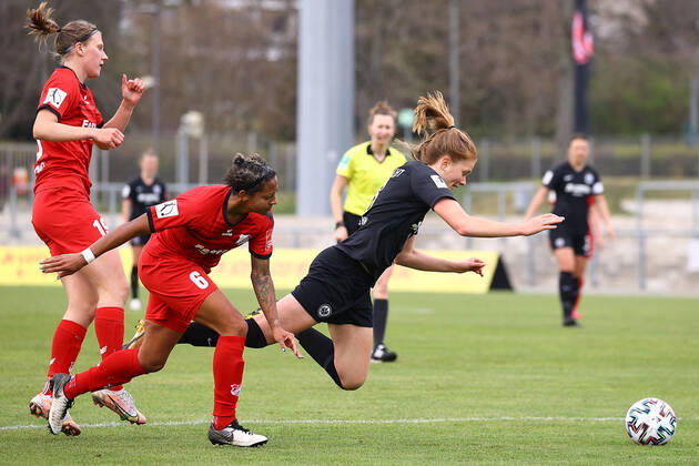 18.04.2021 FLYERALARM Frauen-Bundesliga Eintracht Frankfurt - SC Sand v.l., Adrienne Leigh Jordan (SC Sand), Sjoeke Nüsken (Eintracht Frankfurt),Zweikampf, Action, Aktion, Battles for the Ball Foto: Joaquim Ferreira (DFL DFB REGULATIONS PROHIBIT ANY USE OF PHOTOGRAPHS as IMAGE SEQUENCES and or QUASI-VIDEO) Copyright: JoaquimxFerreira