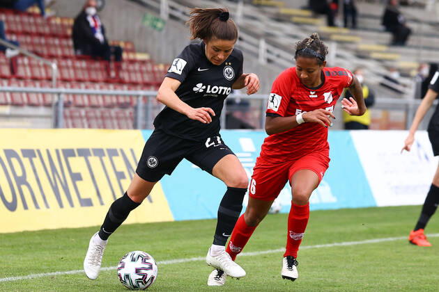 18.04.2021 FLYERALARM Frauen-Bundesliga Eintracht Frankfurt - SC Sand v.l., Laura Feiersinger (Eintracht Frankfurt),Adrienne Leigh Jordan (SC Sand),Zweikampf, Action, Aktion, Battles for the Ball Foto: Joaquim Ferreira (DFL DFB REGULATIONS PROHIBIT ANY USE OF PHOTOGRAPHS as IMAGE SEQUENCES and or QUASI-VIDEO) Copyright: JoaquimxFerreira