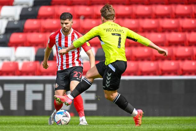 Sunderland v Northampton Town EFL Sky Bet League 1 09 05 2021. Jordan Jones ( 27) of Sunderland AFC looks to run at Sam Hoskins ( 7) of Northampton Town FC during the EFL Sky Bet League 1 match between Sunderland AFC and Northampton Town at the Stadium Of Light, Sunderland, England on 9 May 2021. Editorial use only DataCo restrictions apply See www.football-dataco.com , Copyright: xMalcolmxMackenziex PSI-12732-0010
