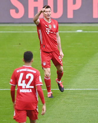 Torjubel Robert LEWANDOWSKI (Bayern Muenchen) nach Tor zum 1-0, Jubel,Freude,Begeisterung, Aktion. Fussball 1. Bundesliga Saison 2020 2021,32.Spieltag, Spieltag32, FC Bayern Muenchen - Borussia Moenchengladbach am 08.05.2021. A L L I A N Z A R E N A Foto:Lennart Preiss Wiiters Pool via Sven Simon Fotoagentur GmbH & Co. DFL REGULATIONS PROHIBIT ANY USE OF PHOTOGRAPHS AS IMAGE SEQUENCES AND OR QUASI-VIDEO.EDITORIAL USE ONLY. Nur fuer journalistische Zwecke! National and International News Agencies OUT NO RESALE!