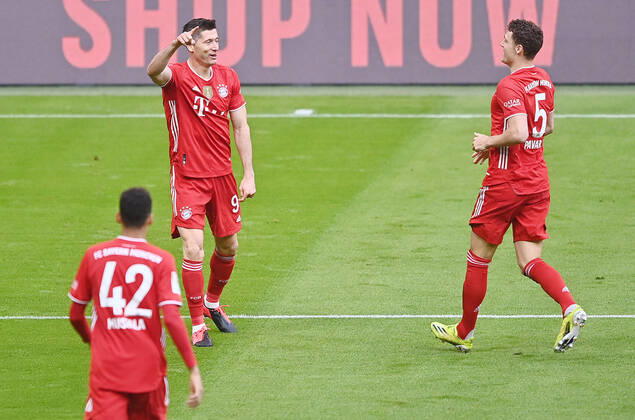 Torjubel Robert LEWANDOWSKI (Bayern Muenchen) nach Tor zum 1-0,re:Benjamin PAVARD (Bayern Muenchen), Jubel,Freude,Begeisterung, Aktion. Fussball 1. Bundesliga Saison 2020 2021,32.Spieltag, Spieltag32, FC Bayern Muenchen - Borussia Moenchengladbach am 08.05.2021. A L L I A N Z A R E N A Foto:Lennart Preiss Wiiters Pool via Sven Simon Fotoagentur GmbH & Co. DFL REGULATIONS PROHIBIT ANY USE OF PHOTOGRAPHS AS IMAGE SEQUENCES AND OR QUASI-VIDEO.EDITORIAL USE ONLY. Nur fuer journalistische Zwecke! National and International News Agencies OUT NO RESALE!